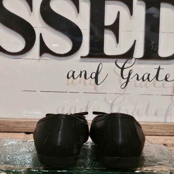 London Fog S BABETTE Perforated Flat Round Toe Slip-On Bow Black Sz 8.5 Wide - Picture 6 of 8